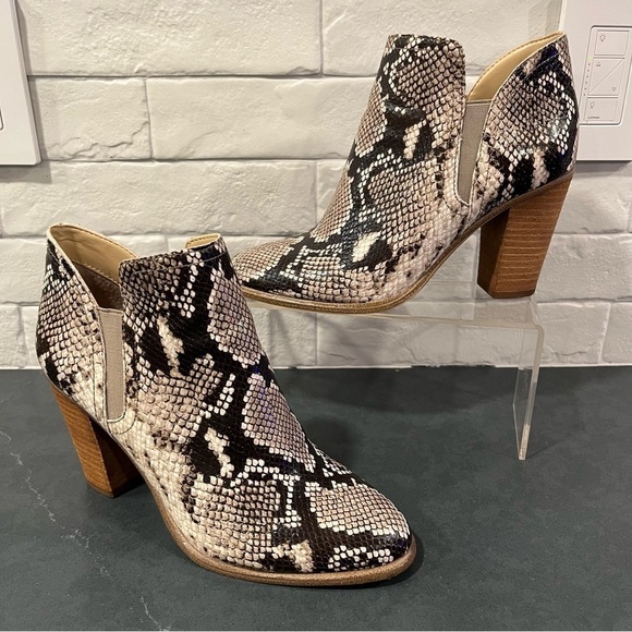 Vince Camuto sz 8 Famhida snakeprint ankle booties - Picture 4 of 14